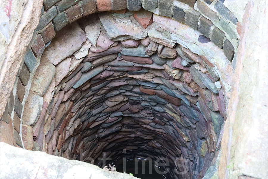 村中的百年古井獨具特色，就地取材，用碎小的彩色石塊堆砌而成，沒有使用任何黏合劑。（陳仲明／大紀元）