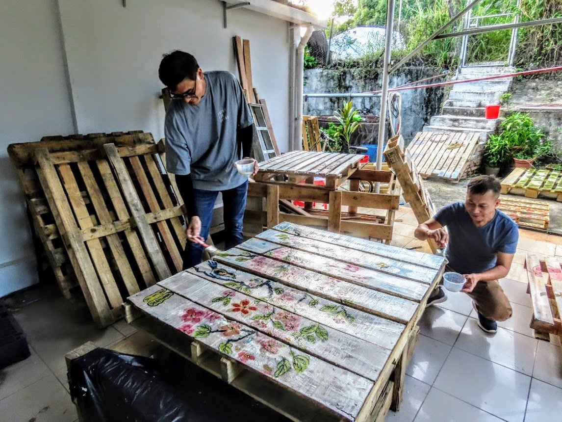 路德會社會服務處項目發展主任麥鋒慈（左）和虎地坳村居民福利會主席廖志協參與天然染料卡板繪製。（受訪者提供）