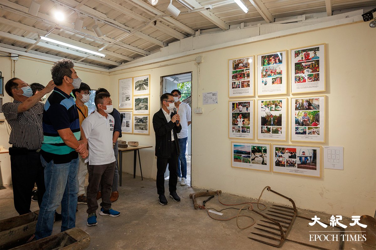 虎地坳故事館展出村中歷史。（陳仲明／大紀元）