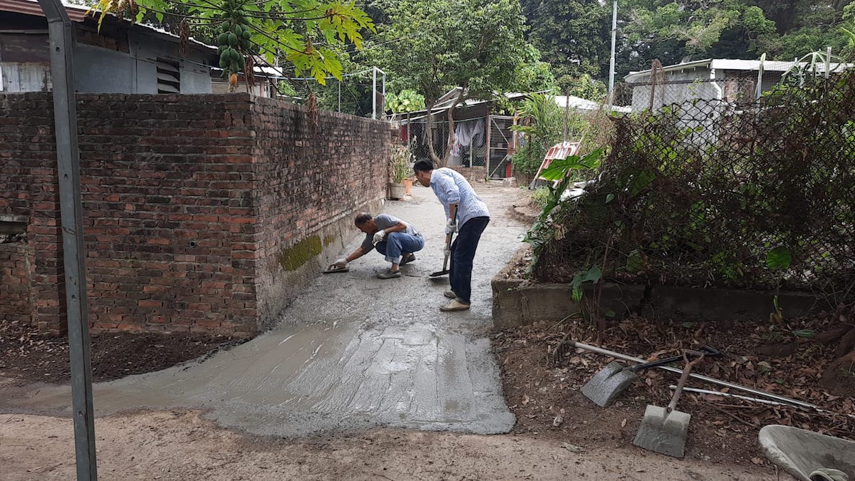 歷經多個月的努力，團隊進行了平整連接古井和主要行人路的路面。（受訪者提供）